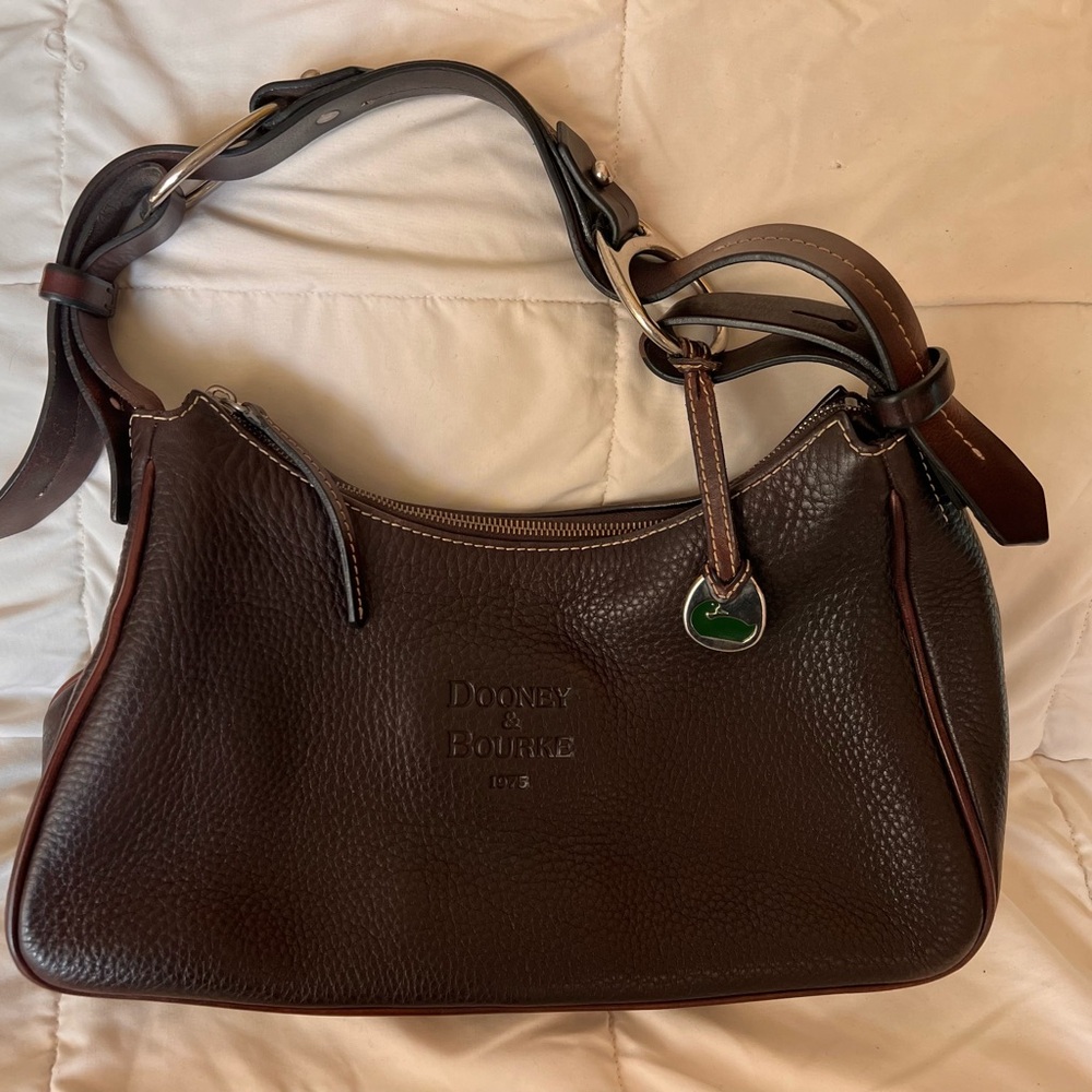 Gorgeous vintage dark brown large Dooney & Bourke shoulder bag.